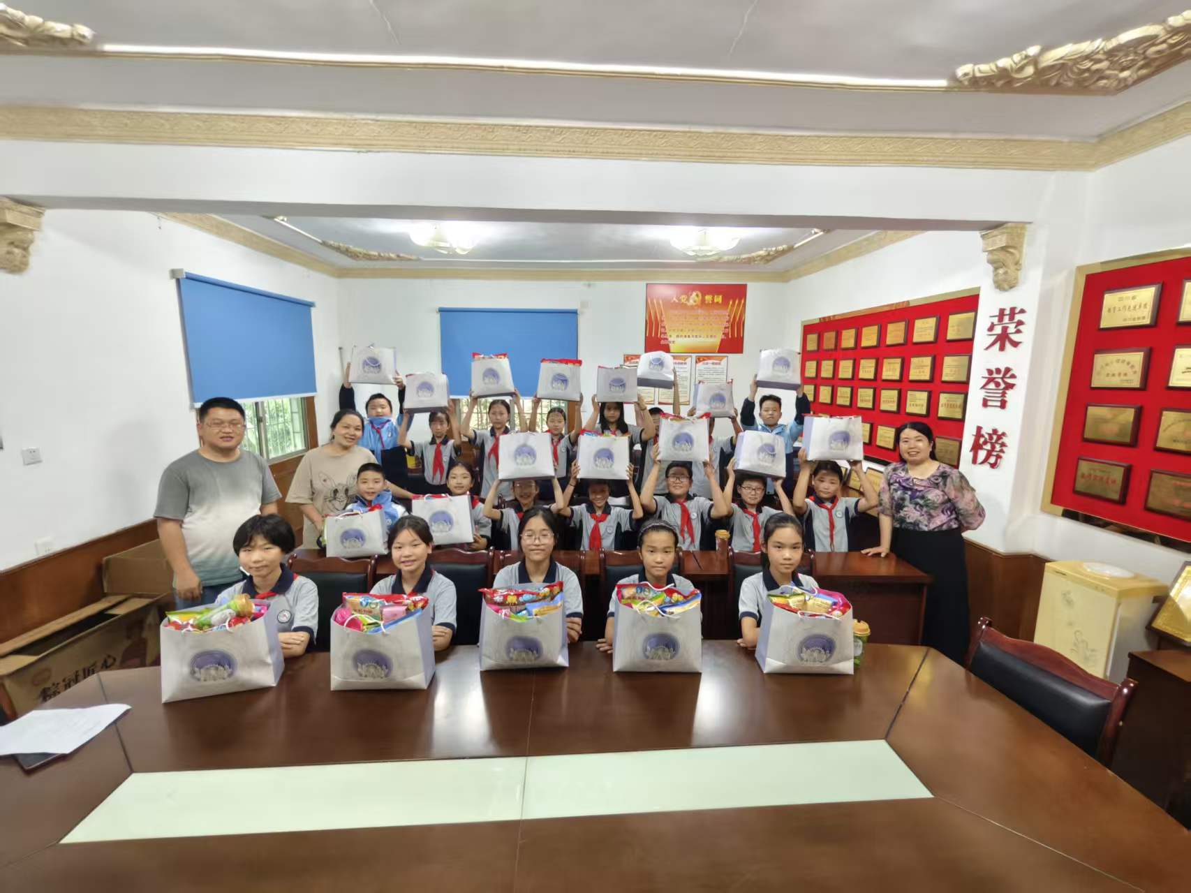 民进内江市中区总支开展“粽情端午·进心守护”关爱留守儿童活动