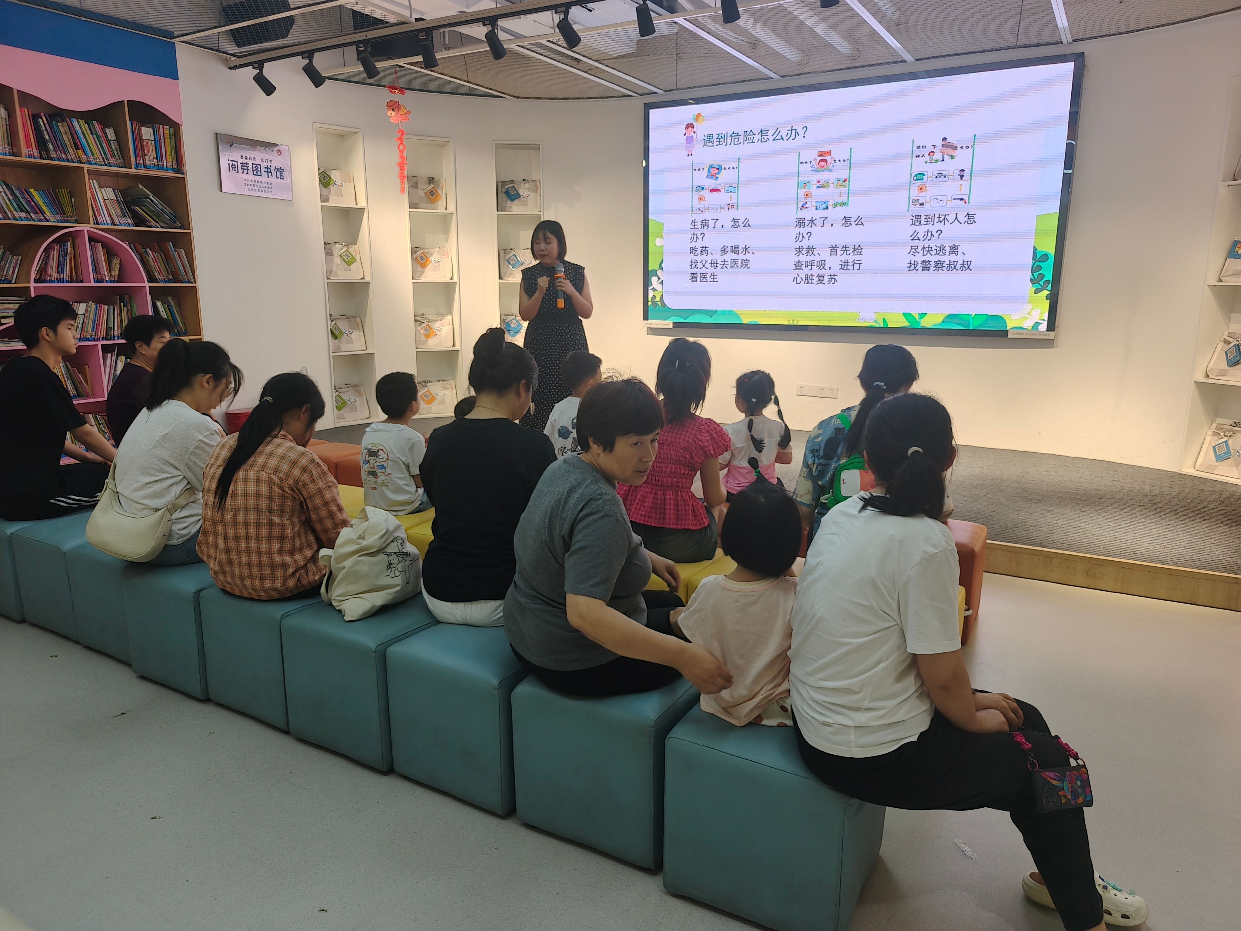 民进广元市青工委联合开展“法治护少年，平安伴成长”未成年人自我保护主题关爱活动