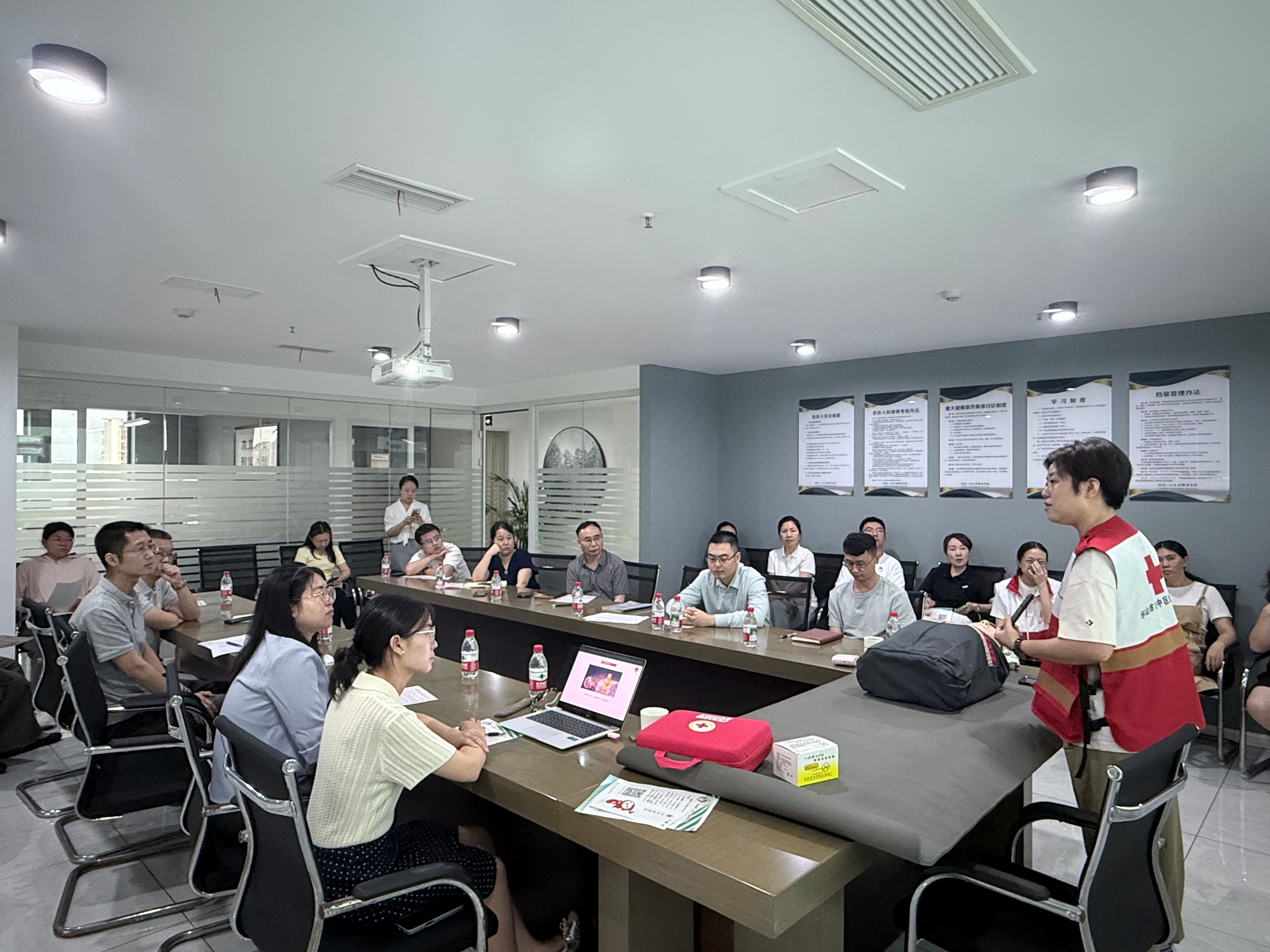 民进乐山市委会携手同心彩虹益心未成年人护航中心开展急救技能专项培训