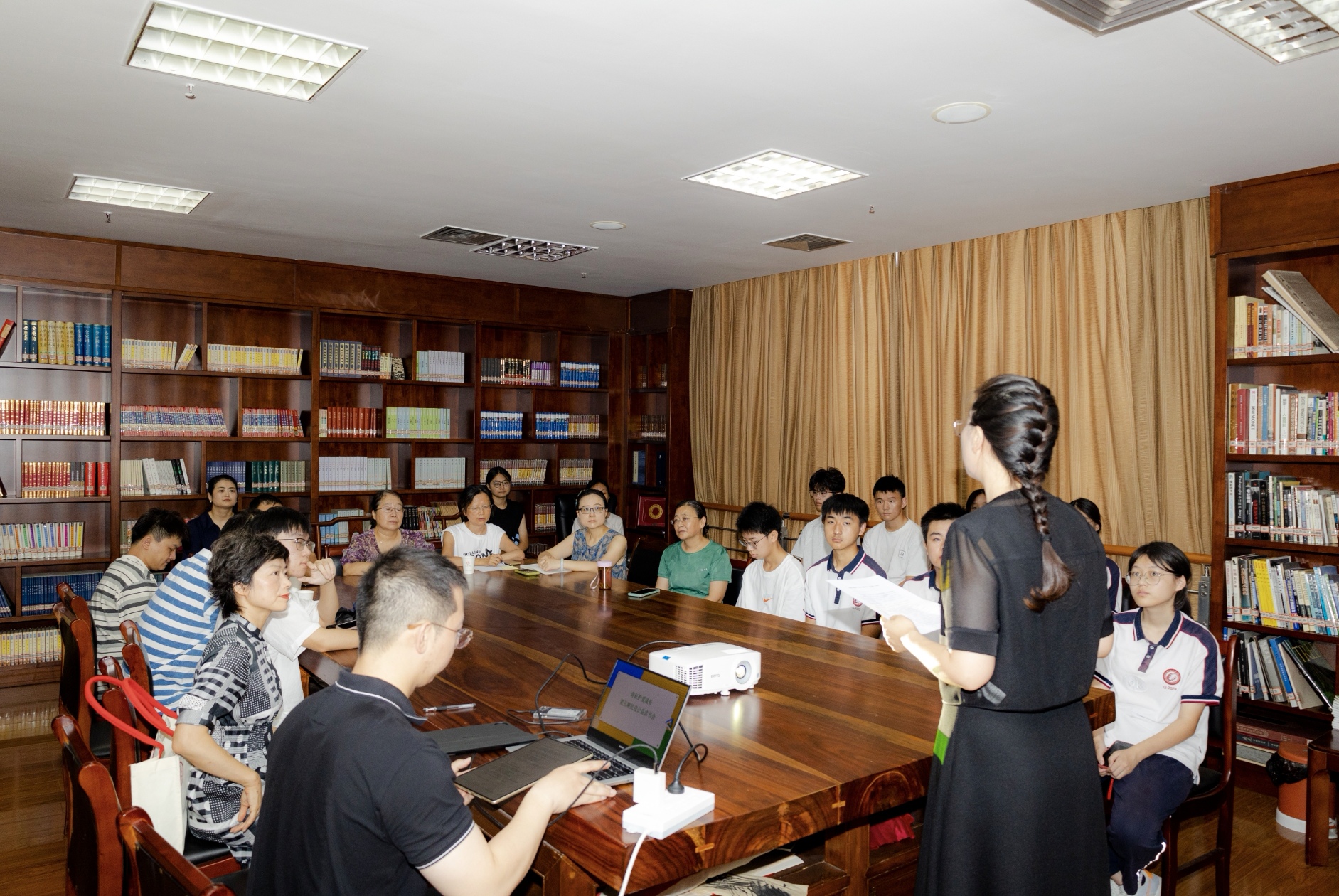 以镜为笔记录烟火—民进广元市青工委开展短视频公益实训课进社区活动
