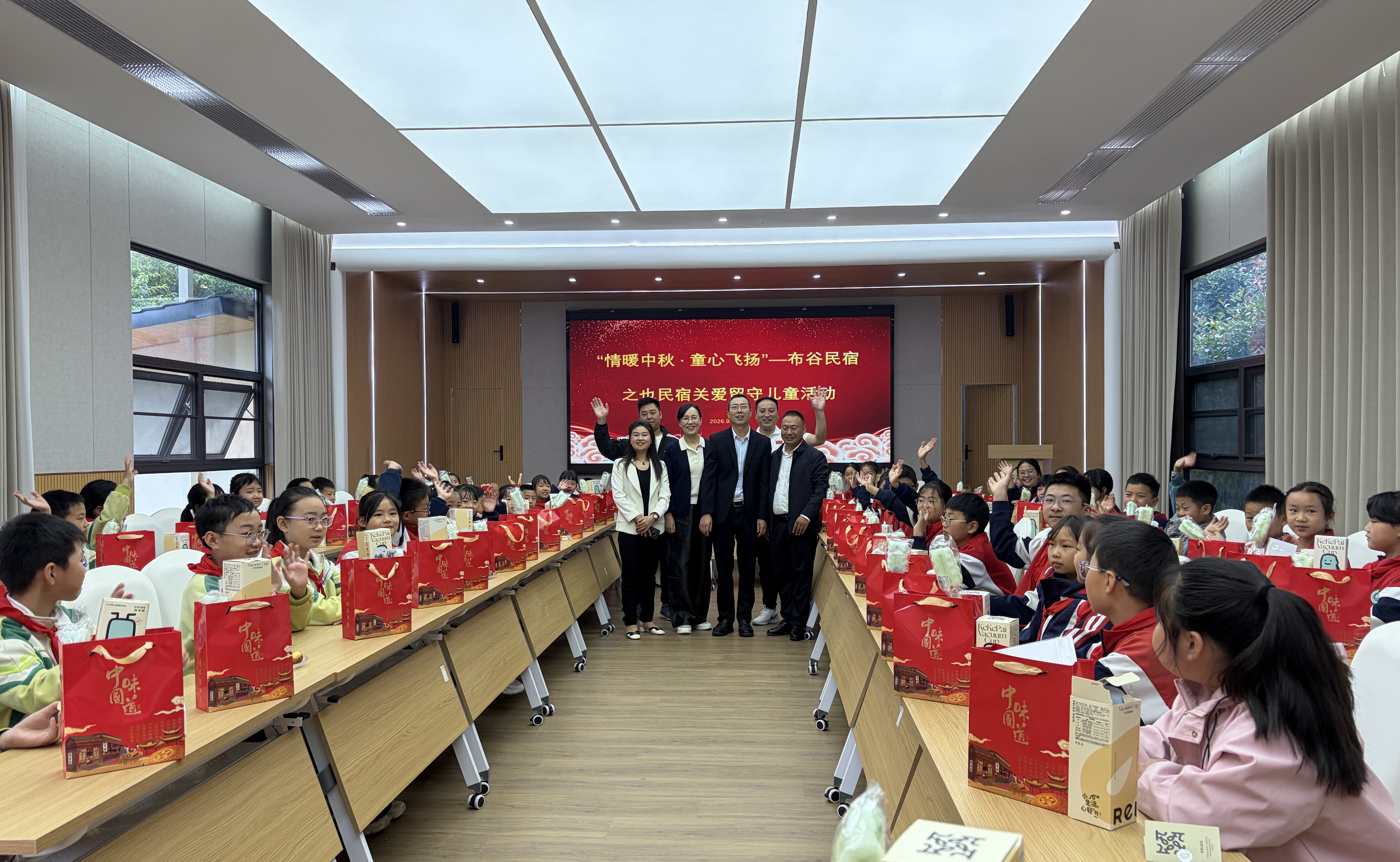 月圆中秋暖童心 民进担当护成长——广元民进会员刘兴东牵头开展留守儿童中秋关爱公益活动