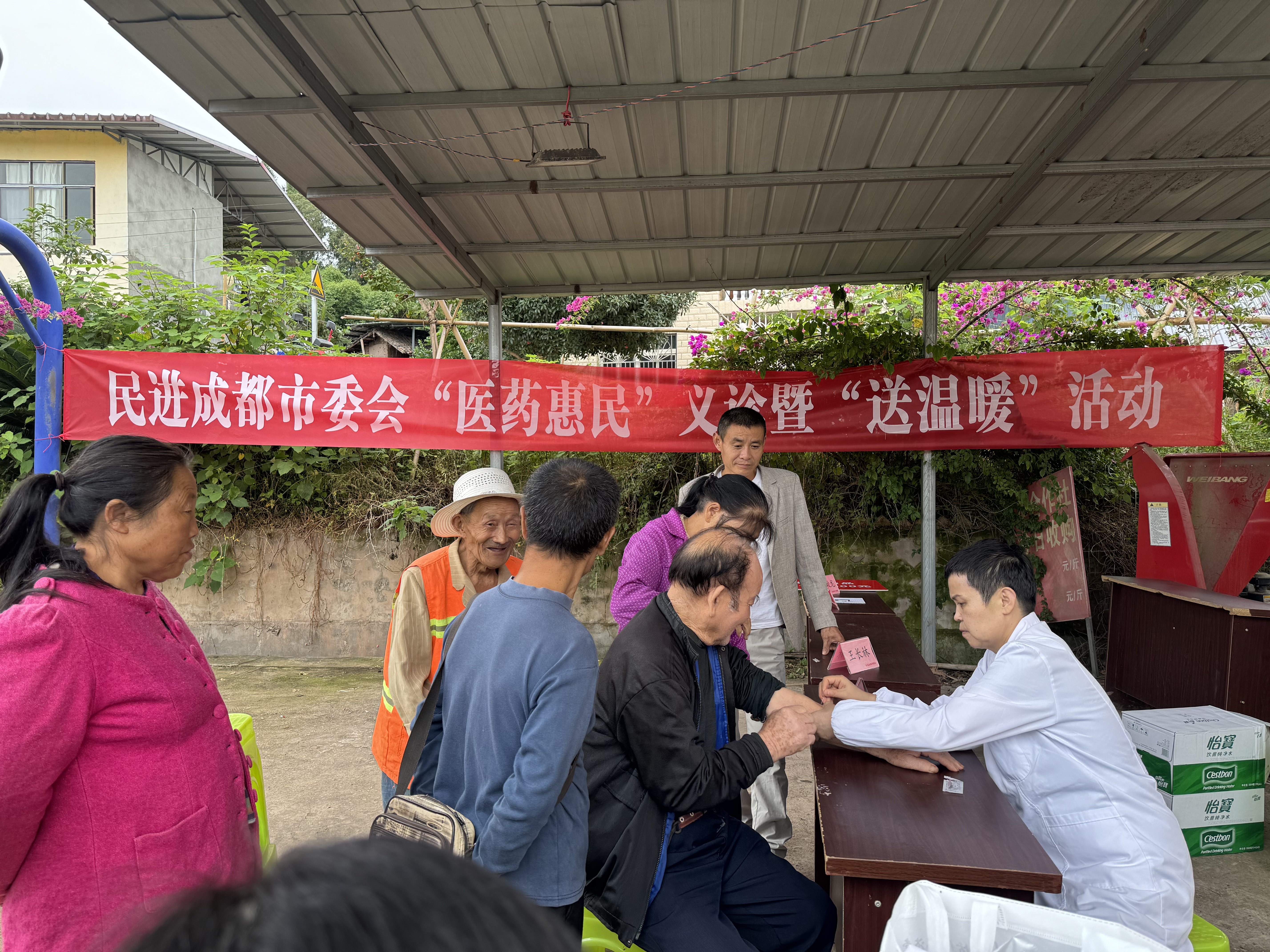 民进成都市委会开展“医药惠民”义诊暨“送温暖”活动